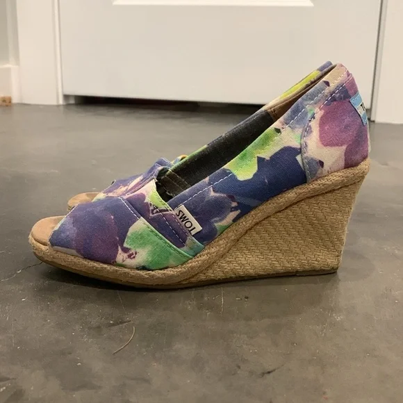 TOMS Wedge Heels - Size 7 - Picture 2 of 4